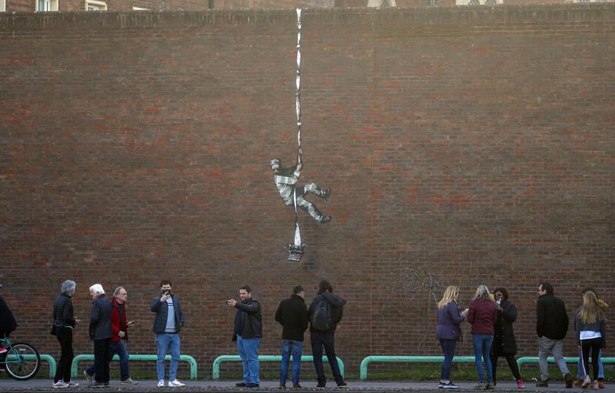 Banksy confirma haber hecho obra en muro de prisión