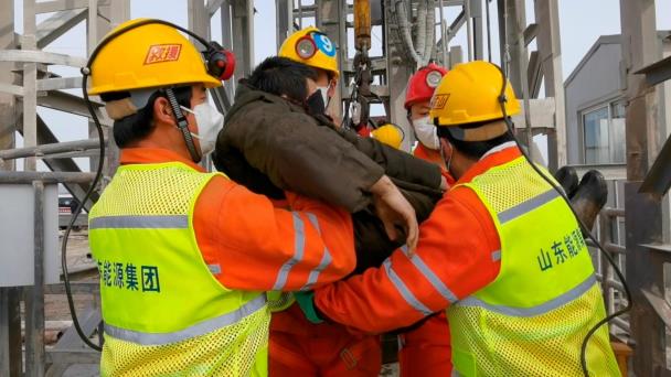 Rescatan a 11 mineros en el este de China después de 14 días atrapados