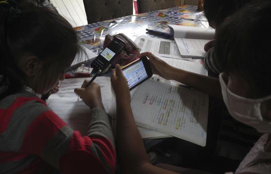 Estudiantes peruanos suben a cerros para acceder a internet