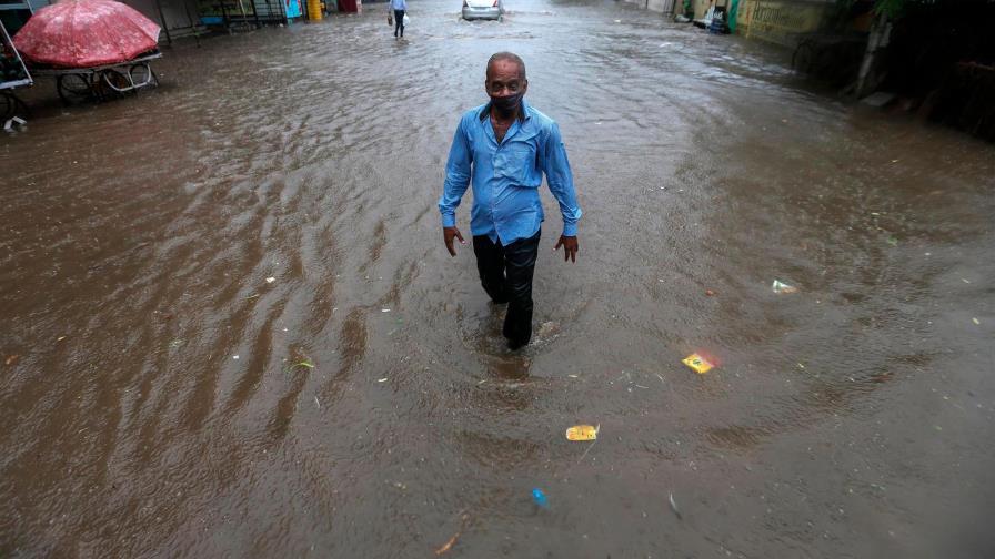 Al menos 17 muertos y 93 desaparecidos al paso del ciclón Tauktae en la India