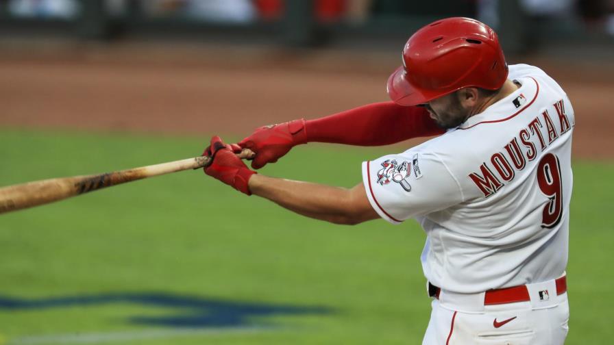 Moustakas remolca 4 en debut con Rojos