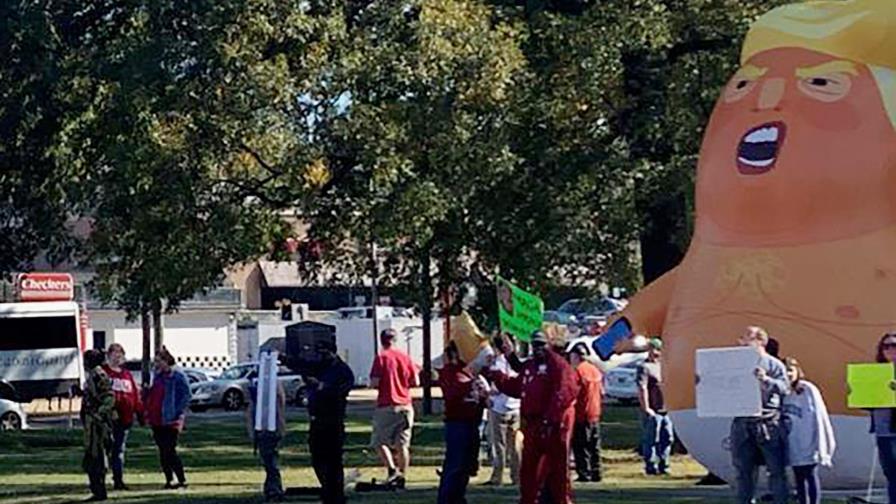 Rompen un globo de “Trump bebé” en una protesta en Alabama