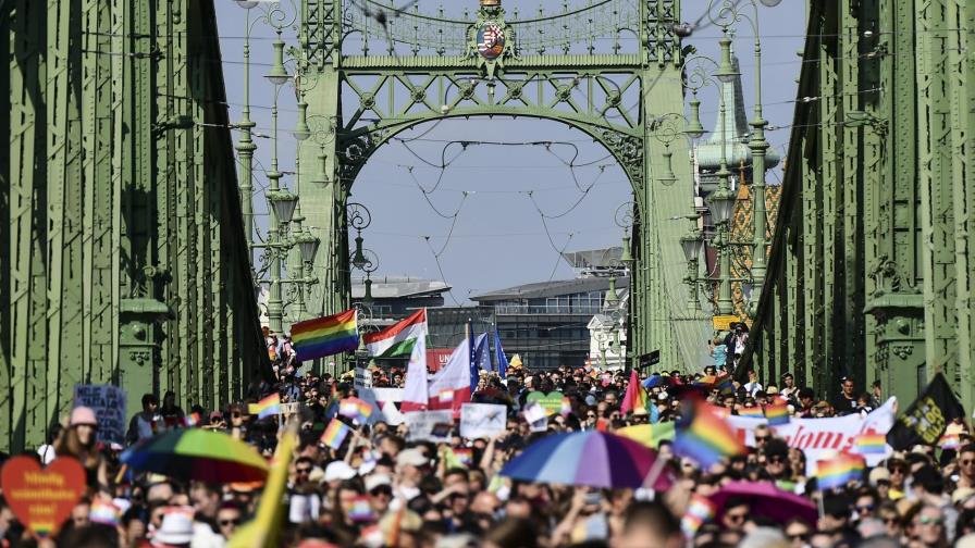 Miles marchan en desfile LGBTQ de Hungría para protestar ley