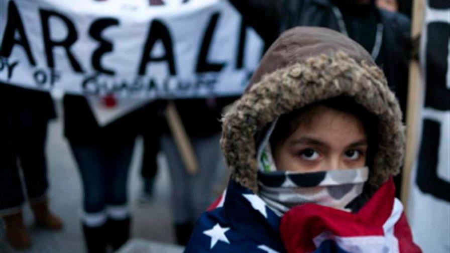 Policía: 29 personas viajaban en camión articulado en Texas