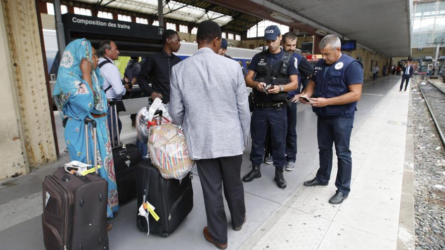 Demanda colectiva acusa a policía francesa de discriminación
