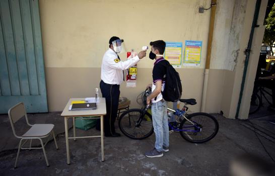 Tras ocho meses cerradas, reabren escuelas de Buenos Aires