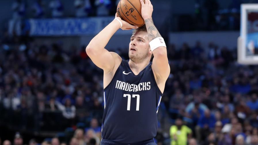 Doncic, Mavs apalean a Cavs 143-101 con Nowitzki en la grada Doncic, Mavs apalean a Cavs 143-101 con Nowitzki en la grada