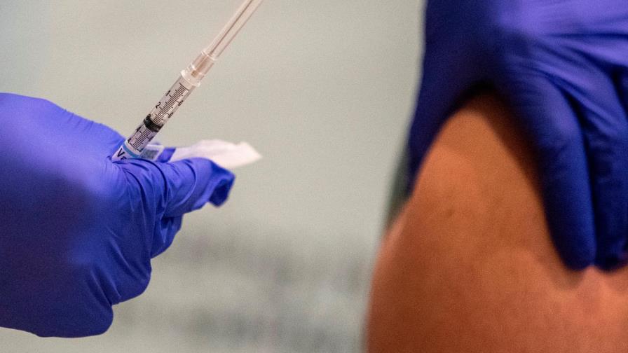 AstraZeneca asegura que su vacuna contra el COVID-19 protege al 100 % de casos graves y muertes