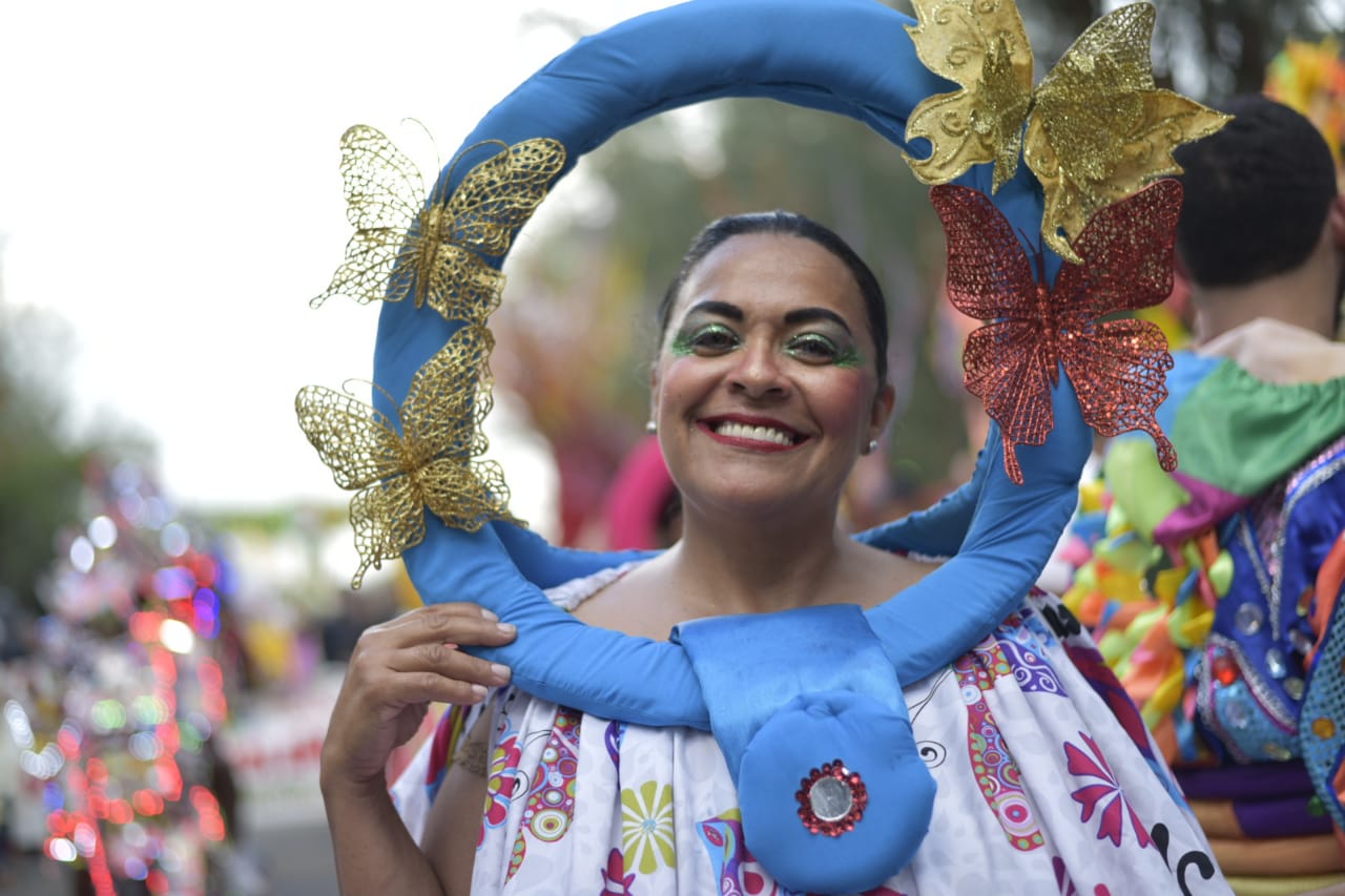 Diversos adornos son usados por los integrantes de las comparsas del carnaval de Santiago de los Caballeros.