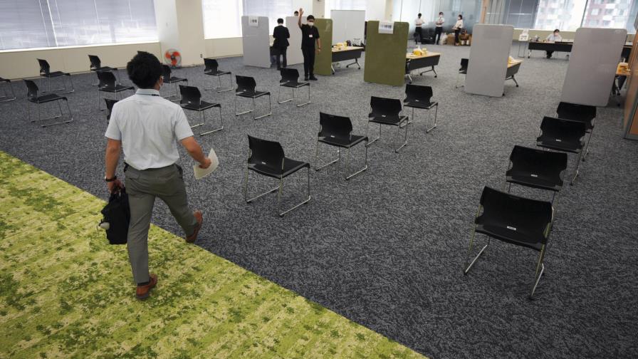 Japón: Miles de empresas vacunan contra COVID-19 a empleados