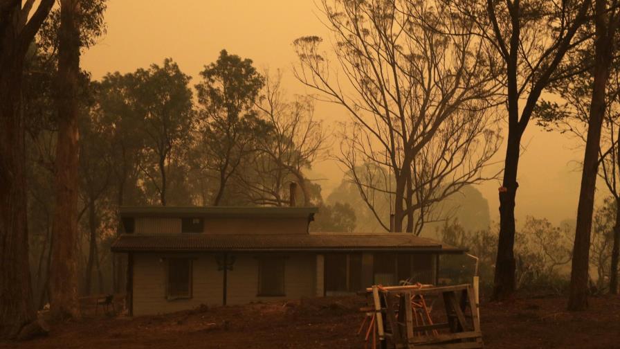 Dos incendios se fusionan en un fuego masivo en Australia