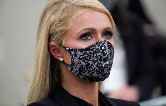 Paris Hilton dice que sufrió abusos en internado de Utah