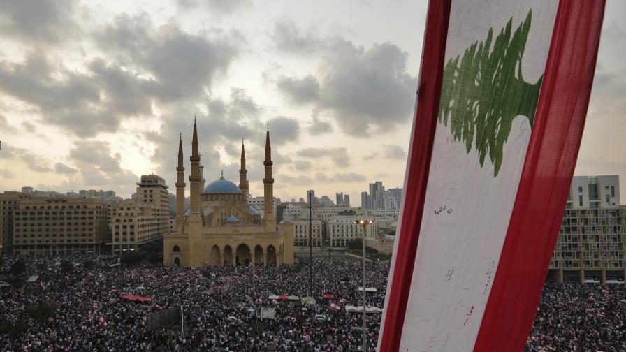 El gobierno de Líbano trata de responder a protestas masivas