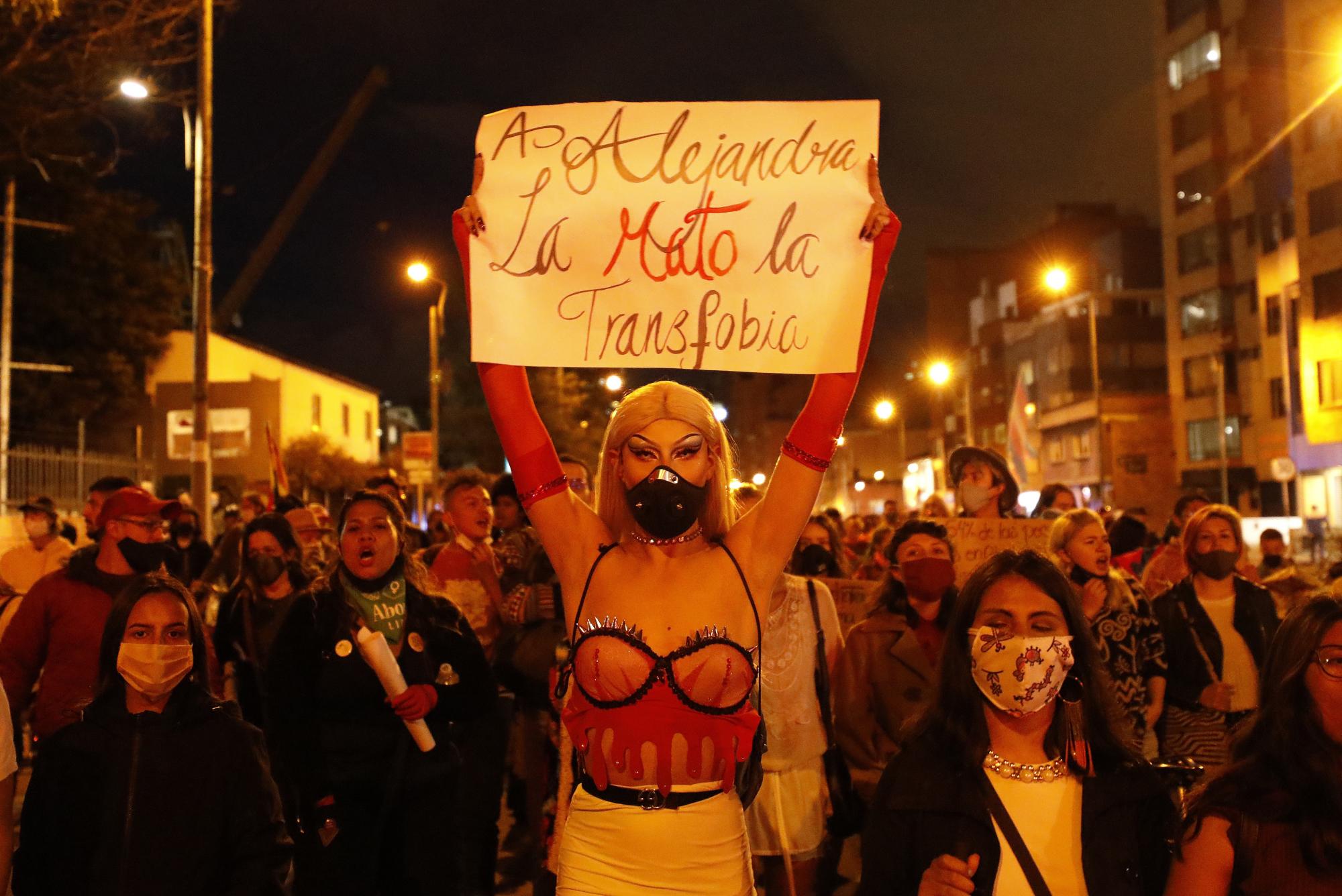 Cientos protestan contra la violencia a personas trans en Bogotá