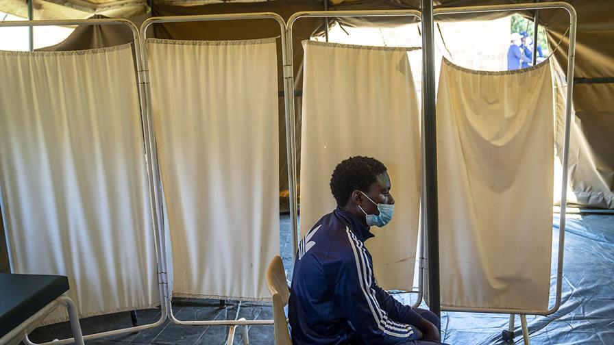 Sudáfrica: Casos nuevos de COVID casi se duplican en un día