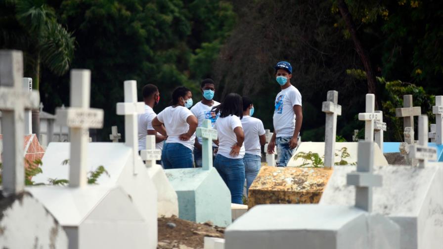 Santiagueros celebran Día de los Padres visitando cementerios 