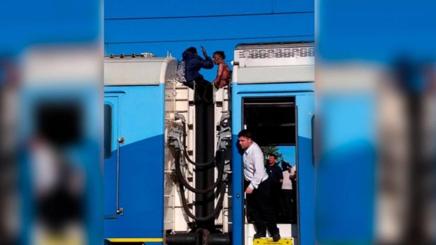 Dos jóvenes se electrocutan en el techo de un tren Dos jóvenes se electrocutan en el techo de un tren