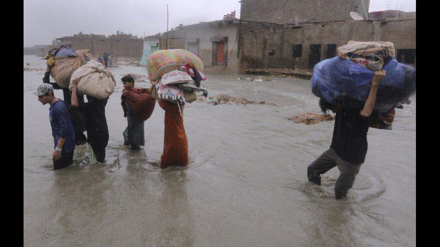 Sube a 48 saldo de muertes por inundaciones en Pakistán