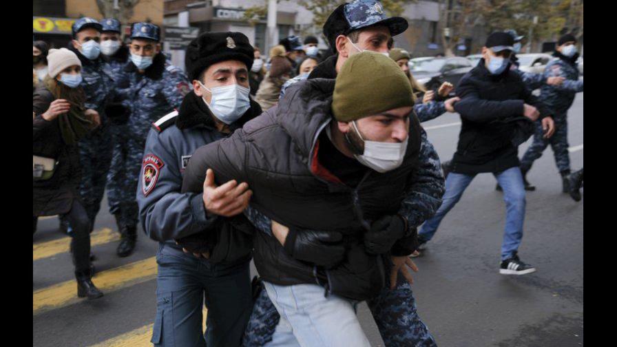 Manifestantes exigen renuncia del primer ministro de Armenia