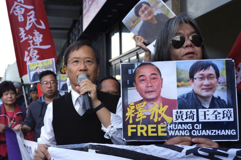 China libera a abogado de derechos humanos, según su esposa