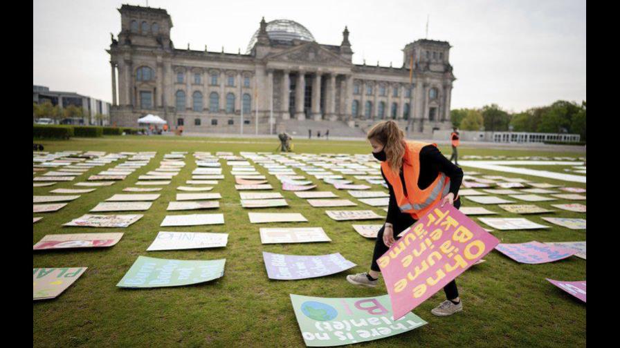 Activistas por el clima trasladan sus protestas a internet