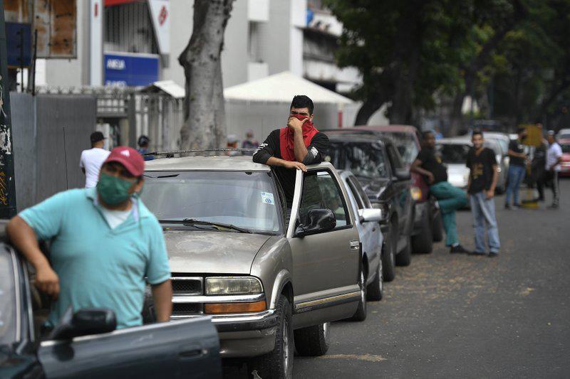 Venezolanos enfrentan largas filas y caos por gasolina