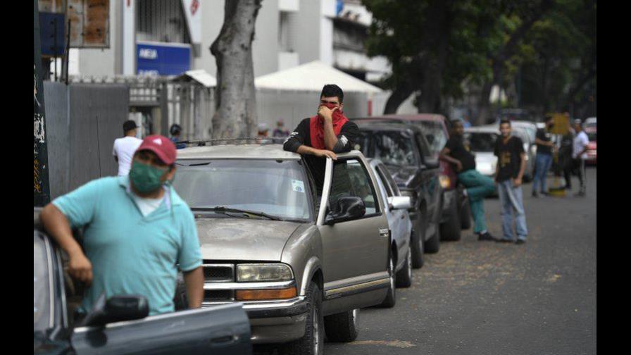 Venezolanos enfrentan largas filas y caos por gasolina