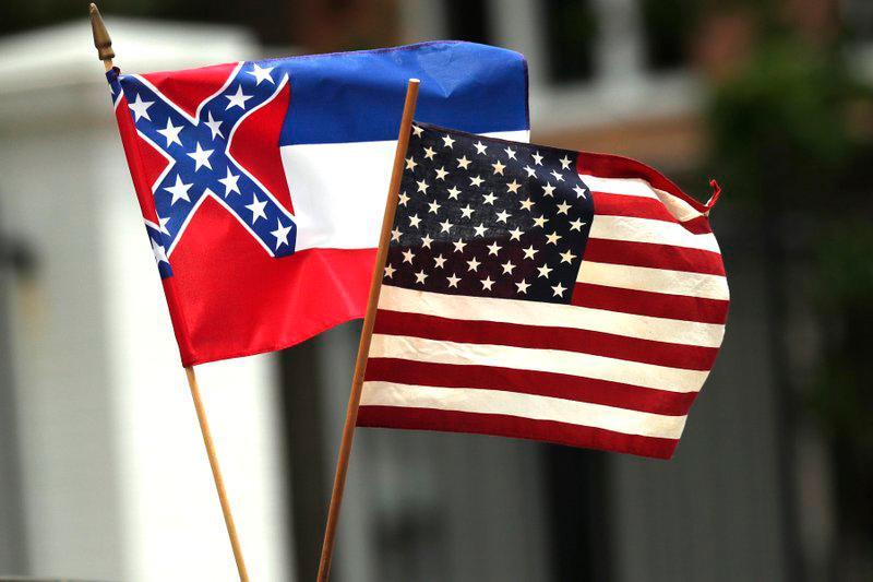 Walmart y bautistas critican la bandera de Mississippi