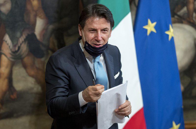 Italia intenta simplificar su compleja burocracia