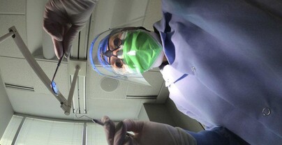 Fue a sacarse cuatro muelas y termin&oacute; con lesiones permanentes tras ser operada por falso odont&oacute;logo