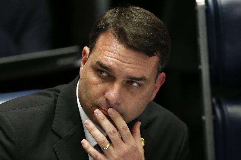 Senador e hijo mayor de Bolsonaro informa que tiene COVID-19