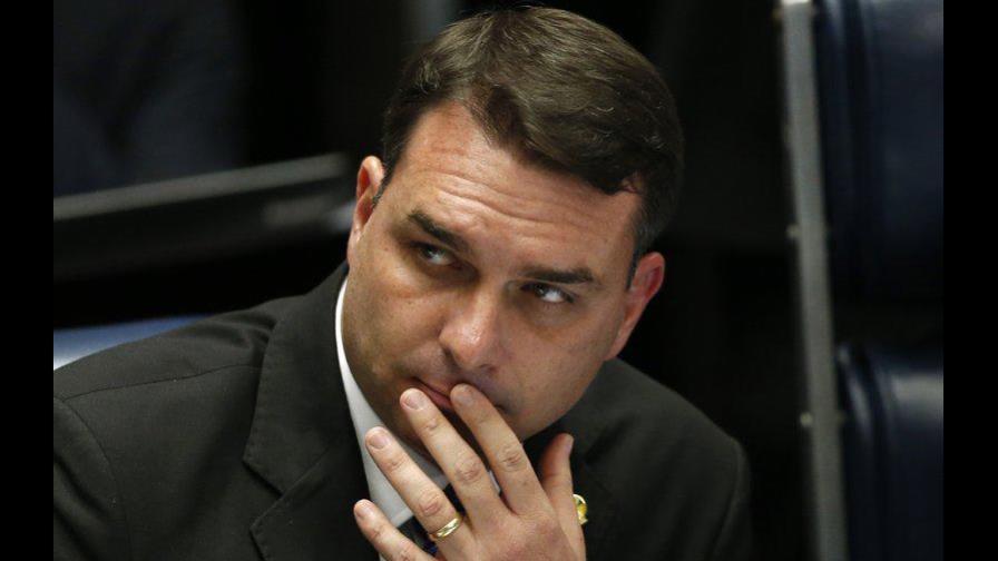 Senador e hijo mayor de Bolsonaro informa que tiene COVID-19 Senador e hijo mayor de Bolsonaro informa que tiene COVID-19
