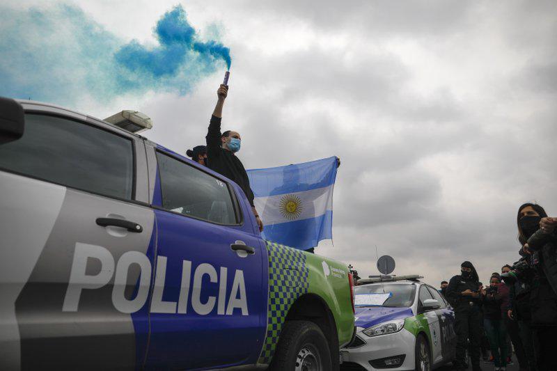 Policías argentinos intensifican reclamos de mejora salarial