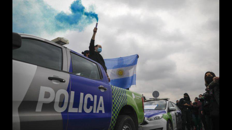 Policías argentinos intensifican reclamos de mejora salarial