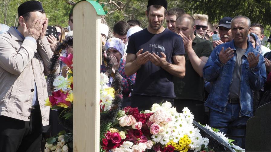 Entierran a víctimas de tiroteo en escuela en Rusia Entierran a víctimas de tiroteo en escuela en Rusia