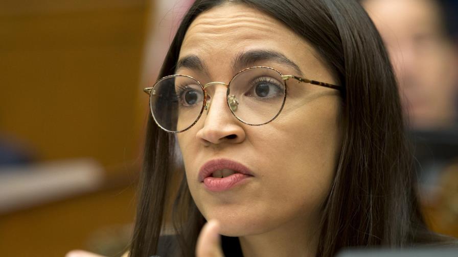 Ocasio-Cortez se disculpa por bloquear a crítico en Twitter