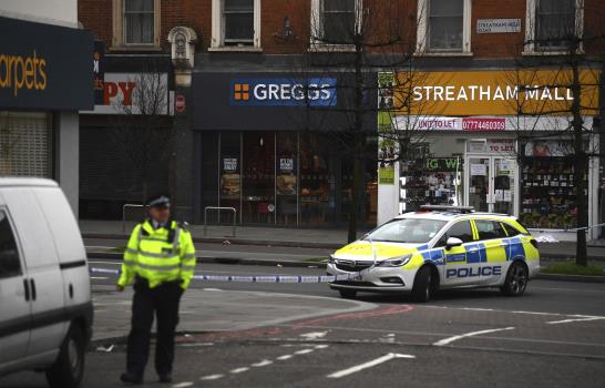 Hombre apuñala a 2 en Londres y es abatido por la policía
