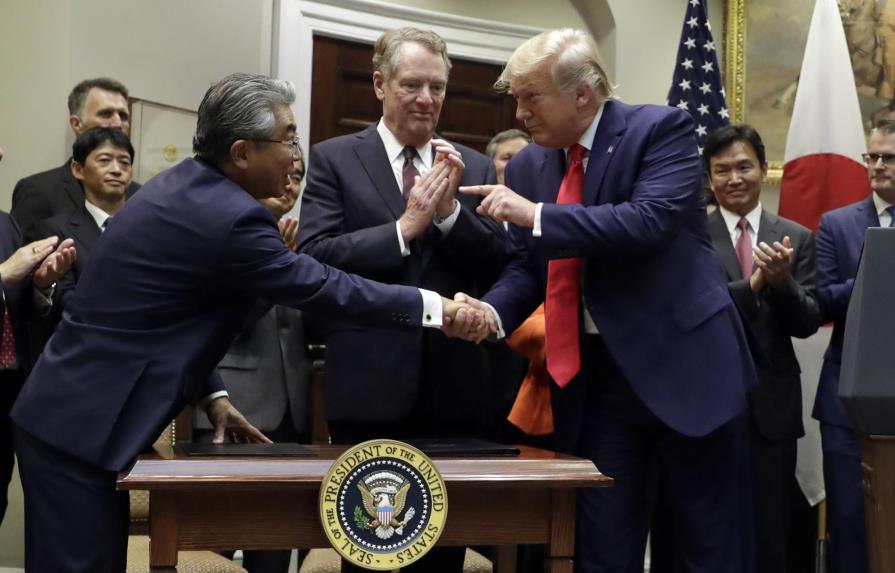 EEUU firma acuerdo comercial limitado con Japón