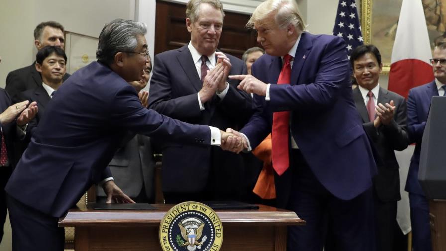 EEUU firma acuerdo comercial limitado con Japón