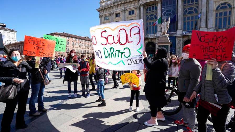 Estudiantes y padres protestan por el cierre de las escuelas en Italia