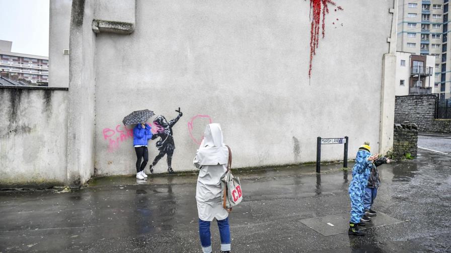 Protegen mural de Banksy que fue vandalizado en Gran Bretaña Protegen mural de Banksy que fue vandalizado en Gran Bretaña