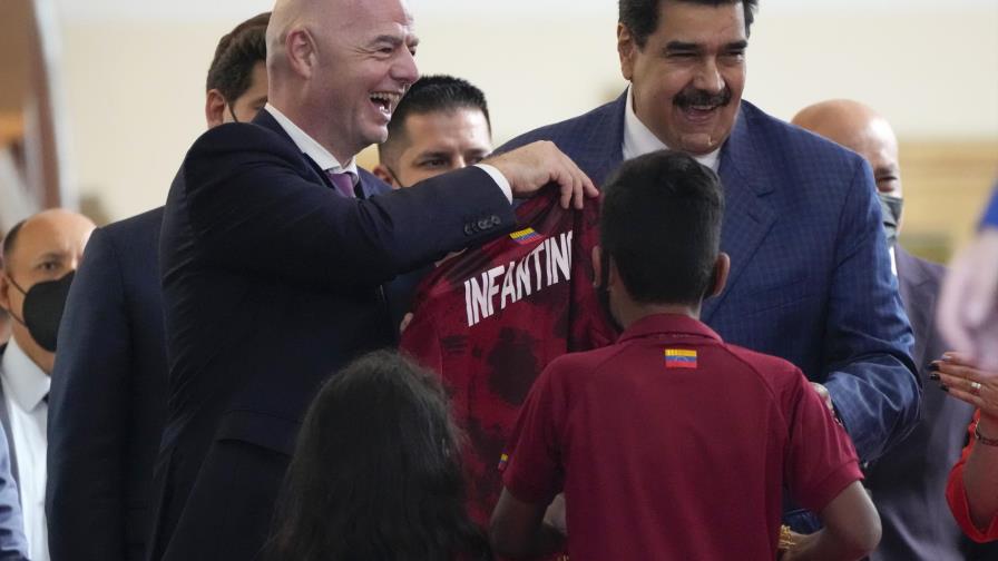 Presidente de FIFA visita Venezuela, se reúne con Maduro