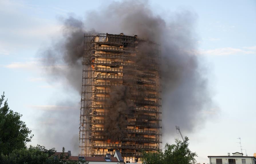 Bomberos tratan de apagar incendio en edificio en Milán