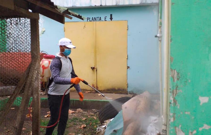 Realizan jornada de limpieza en  la cárcel pública de Salcedo para evitar coronavirus