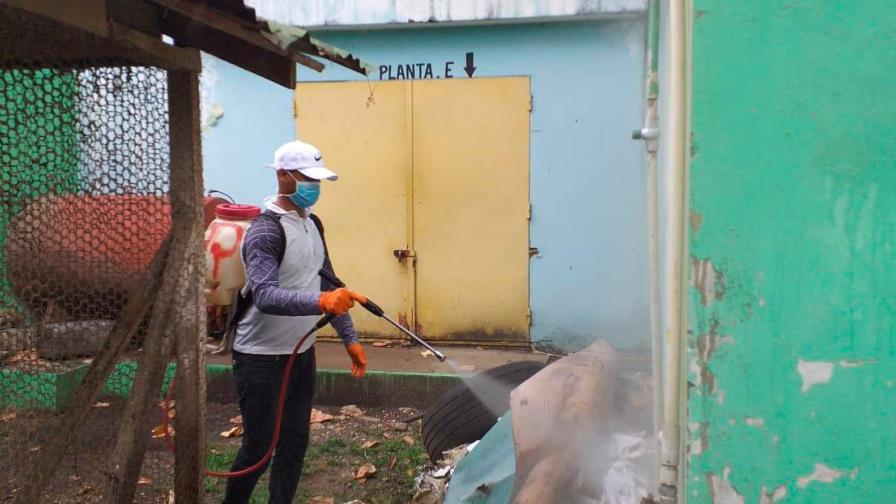 Realizan jornada de limpieza en  la cárcel pública de Salcedo para evitar coronavirus