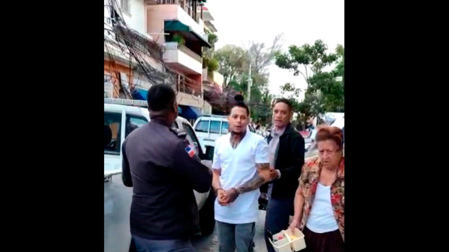 Someten al youtuber Carlos Montesquieu por exhibir partes íntimas en plaza comercial Someten al youtuber Carlos Montesquieu por exhibir partes íntimas en plaza comercial