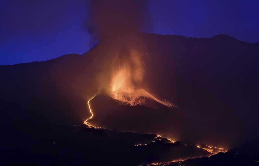 Reabre el aeropuerto en isla española con erupción volcánica