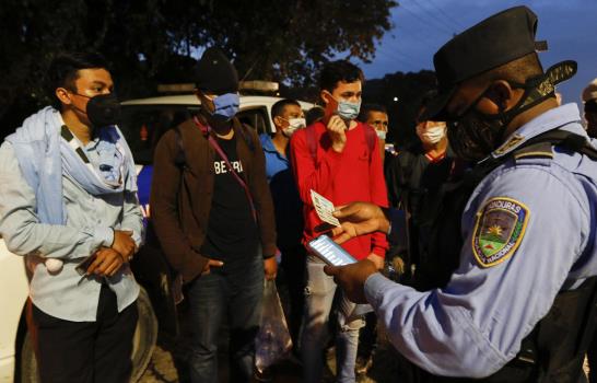 Migrantes hondureños avanzan hacia la frontera con Guatemala