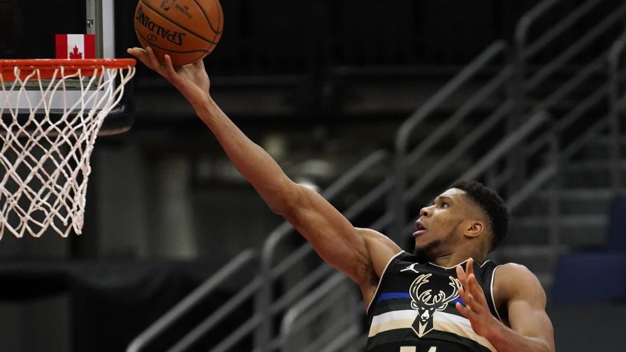 Bucks y Antetokounmpo vencen a Raptors
