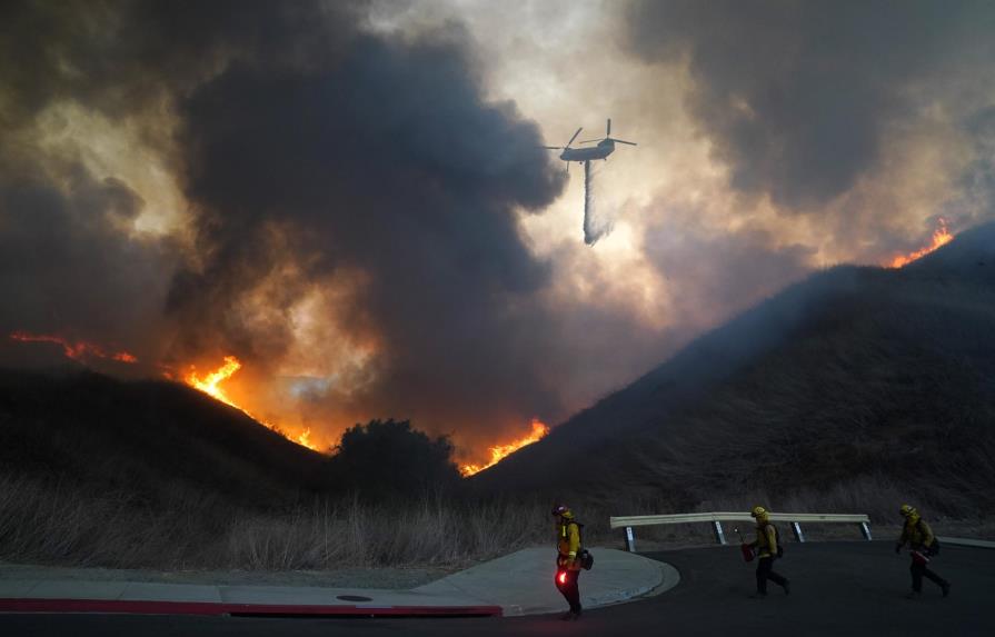 Clima templado ayuda en lucha antiincendios en California